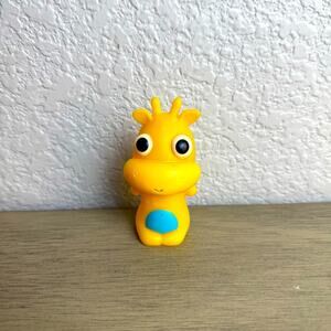 B. Toys Pinky Pals Giraffe‎ Finger Puppet – Bathtime & Playtime Fun